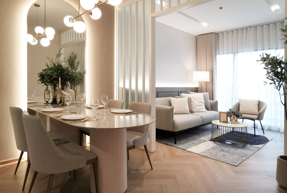 Renovated one-bedroom condo for sale in Phrom Phong, 52 sqm, high floor, unblocked city view, fully furnished, modern interior, with bathtub and top facilities.