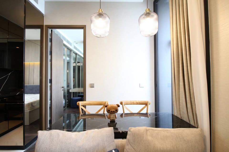 For rent at The ESSE Sukhumvit 36 – 1BR luxury condo near BTS Thonglor. 31st floor, unblocked view, 43 sqm, saltwater pool, onsen, gym, golf room. 55,000 THB/month.