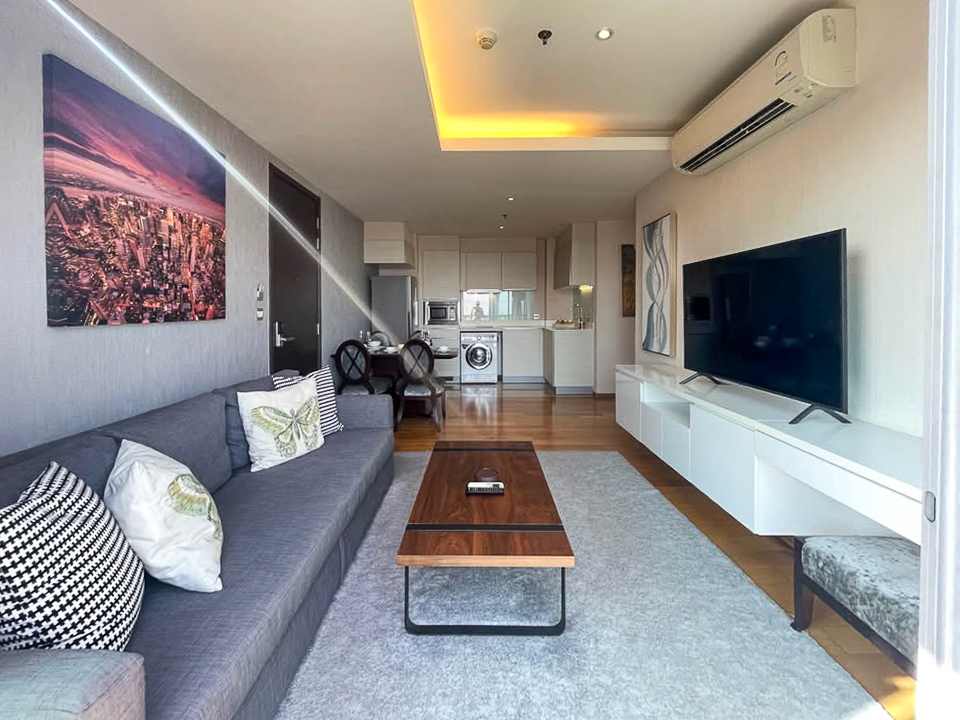Modern 2-bedroom, 2-bathroom condo for rent in Sukhumvit 43, Phrom Phong. 76 sqm, 23rd floor, fully furnished with city views and great facilities. Rent at THB 60,000/month.