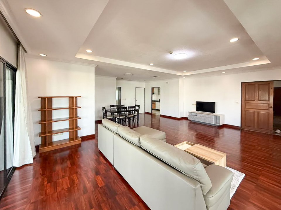 Pet-friendly 2-bedroom, 3-bath apartment with maid’s room in Thong Lor. 200 sqm, large balcony, fully furnished, and family-friendly. Rent at 85,000 THB/month.