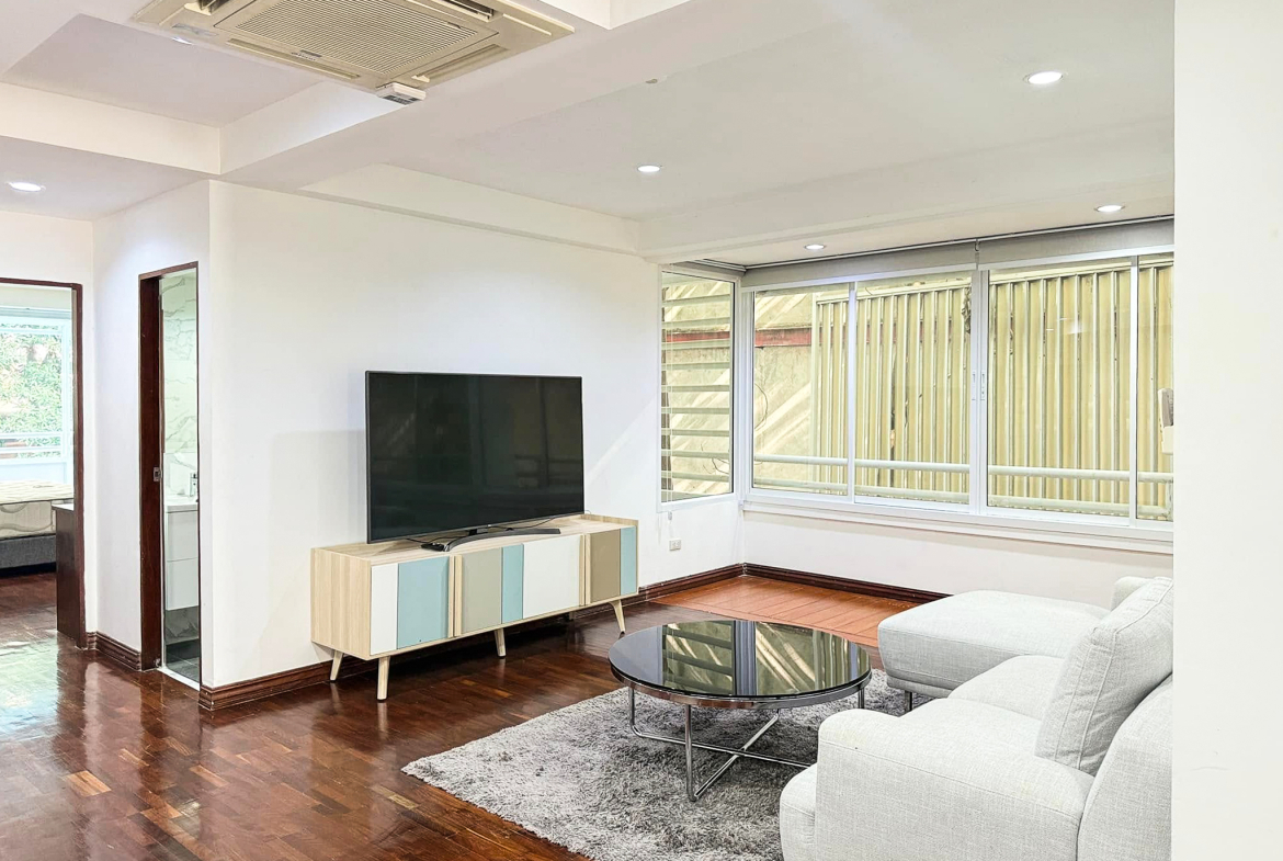Spacious 2-bedroom pet-friendly condo for rent in Thonglor 8, 250 sqm, maid’s room, close to BTS and top supermarkets. Rent 75,000 THB/month.