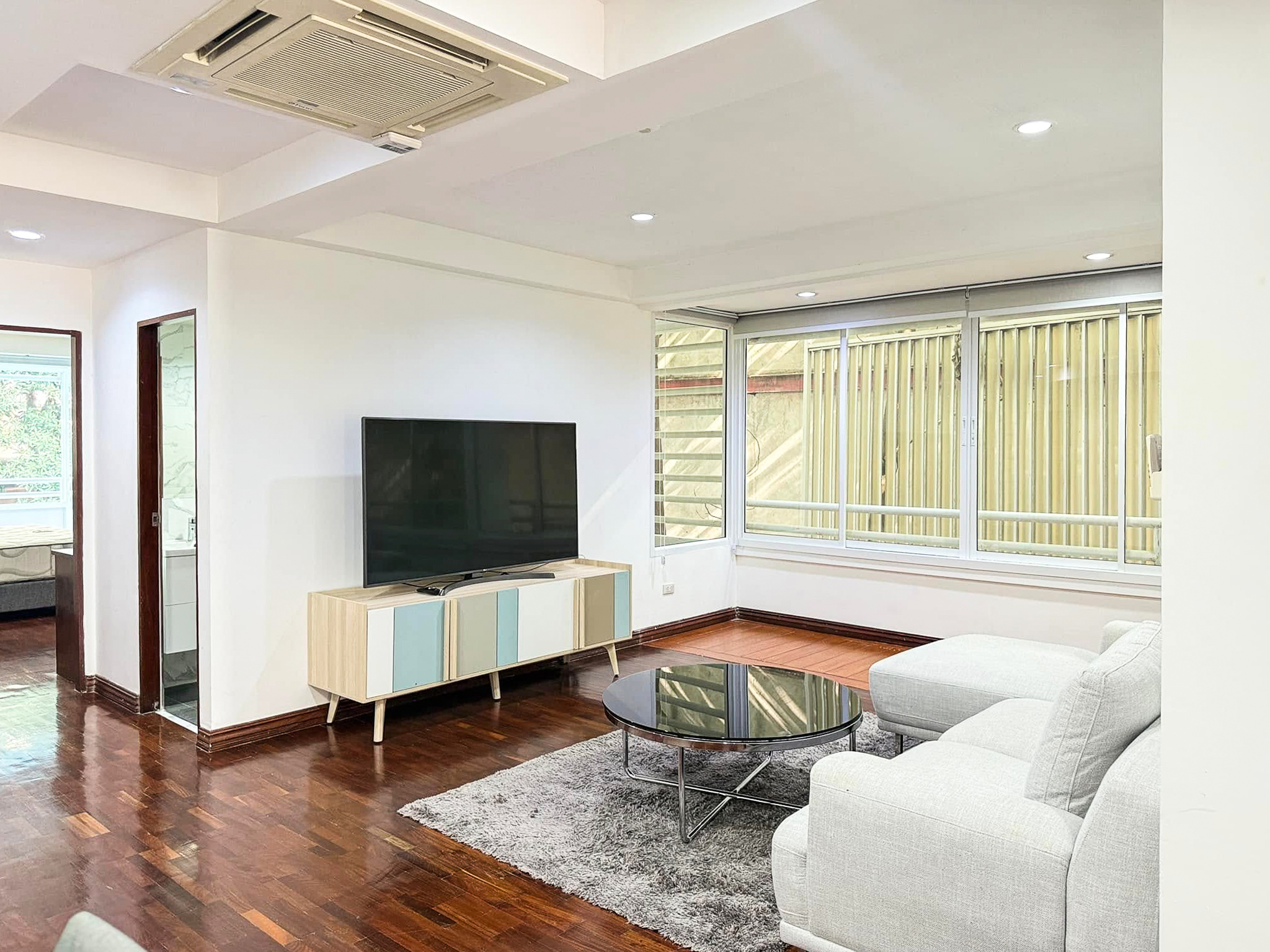 Spacious 2-bedroom pet-friendly condo for rent in Thonglor 8, 250 sqm, maid’s room, close to BTS and top supermarkets. Rent 75,000 THB/month.