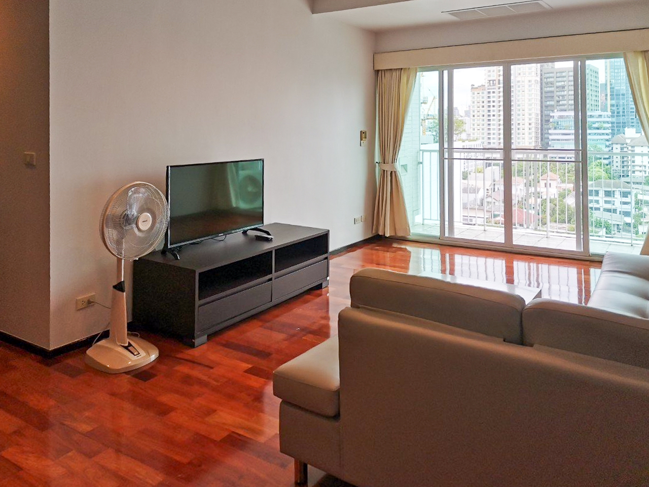 108 sqm 2-bedroom condo for rent on Sukhumvit 55. Fully furnished, high floor, modern kitchen, city view, 50,000 THB/month with full facilities.