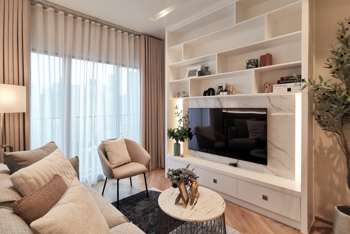 Renovated one-bedroom condo for sale in Phrom Phong, 52 sqm, high floor, unblocked city view, fully furnished, modern interior, with bathtub and top facilities.