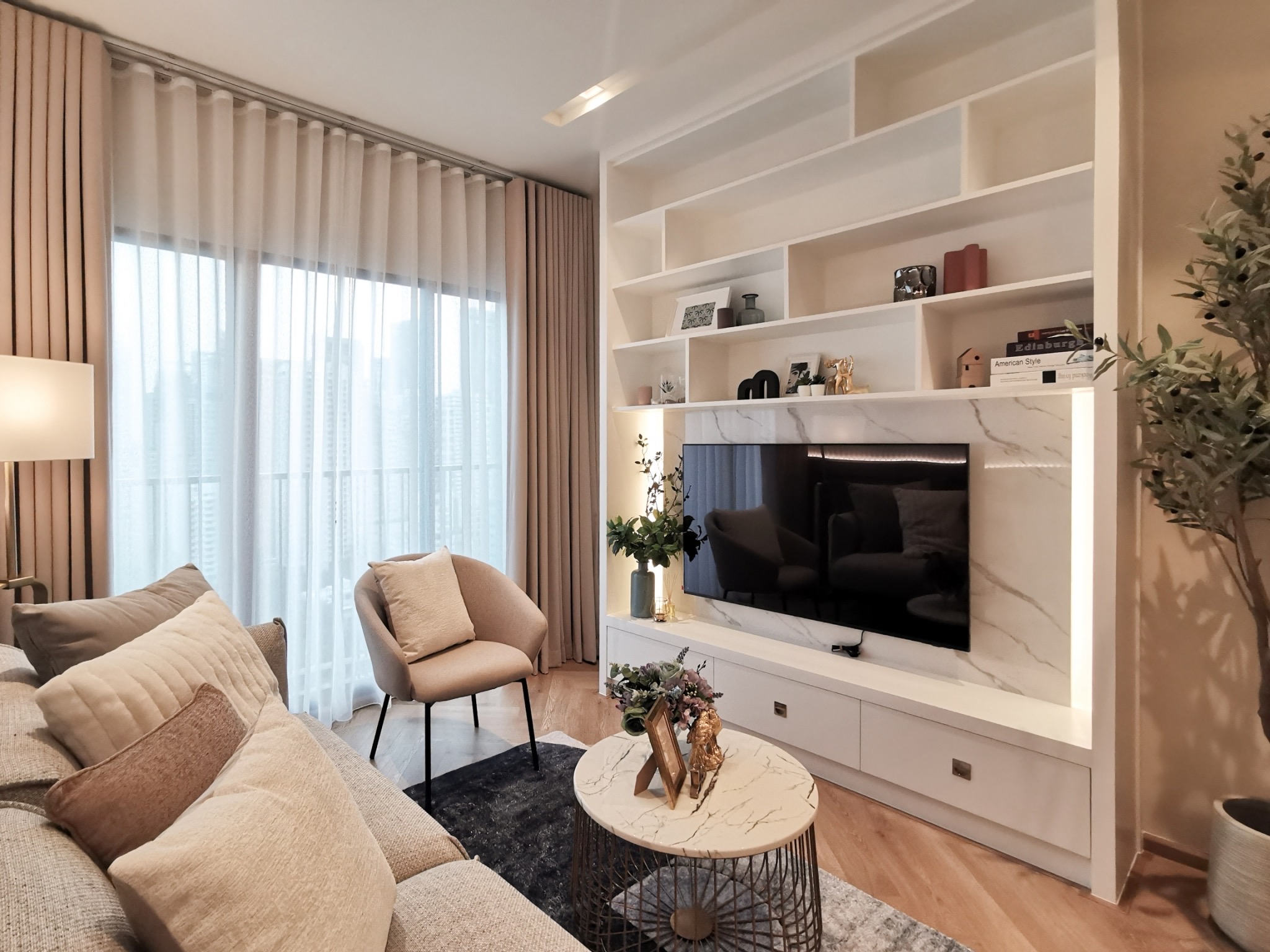 Renovated one-bedroom condo for sale in Phrom Phong, 52 sqm, high floor, unblocked city view, fully furnished, modern interior, with bathtub and top facilities.