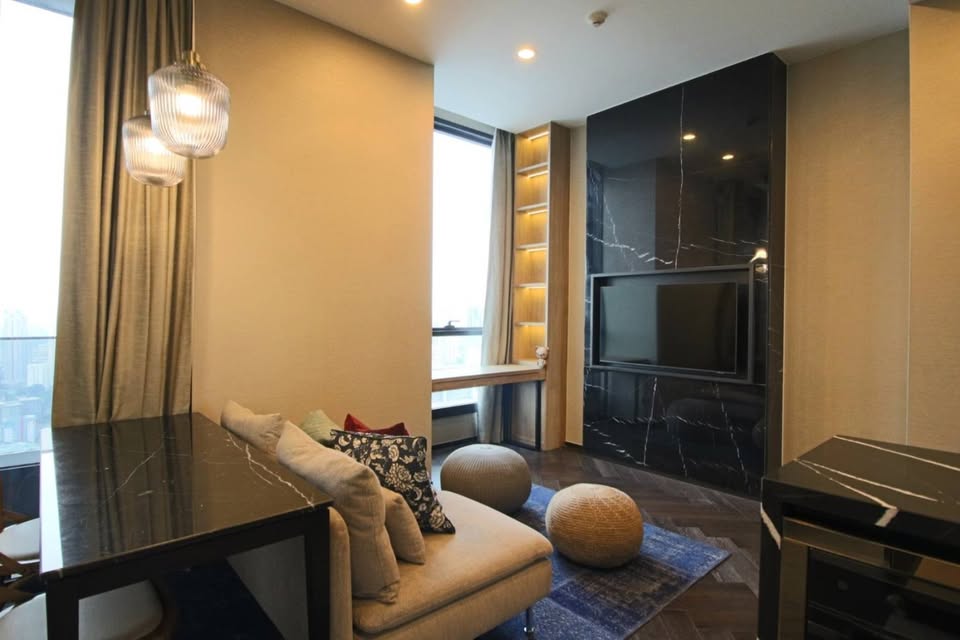 For rent at The ESSE Sukhumvit 36 – 1BR luxury condo near BTS Thonglor. 31st floor, unblocked view, 43 sqm, saltwater pool, onsen, gym, golf room. 55,000 THB/month.