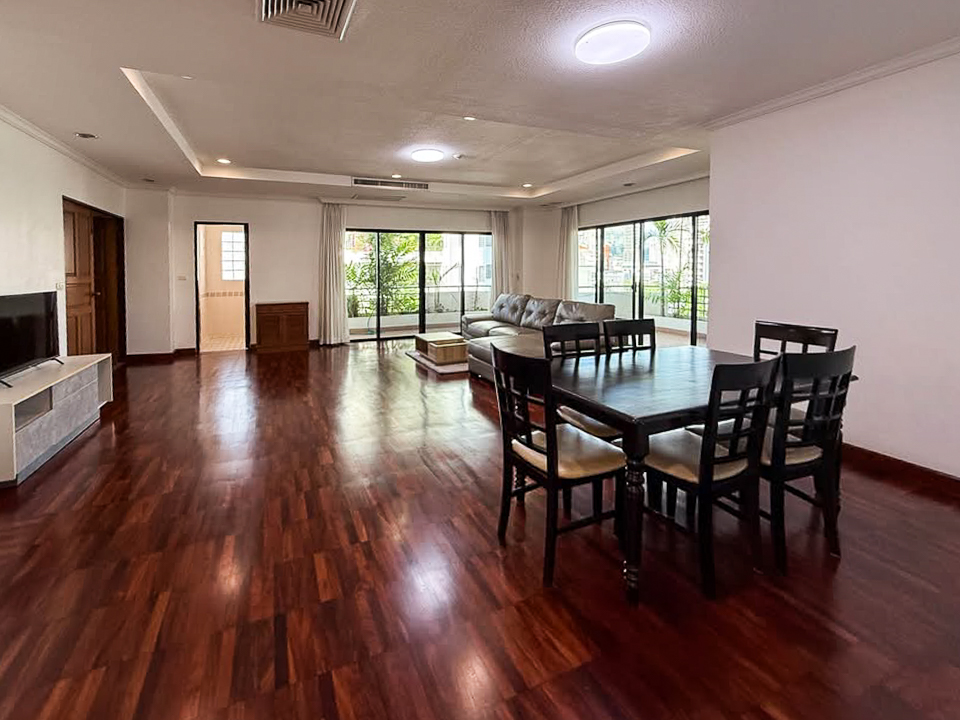 Pet-friendly 2-bedroom, 3-bath apartment with maid’s room in Thong Lor. 200 sqm, large balcony, fully furnished, and family-friendly. Rent at 85,000 THB/month.