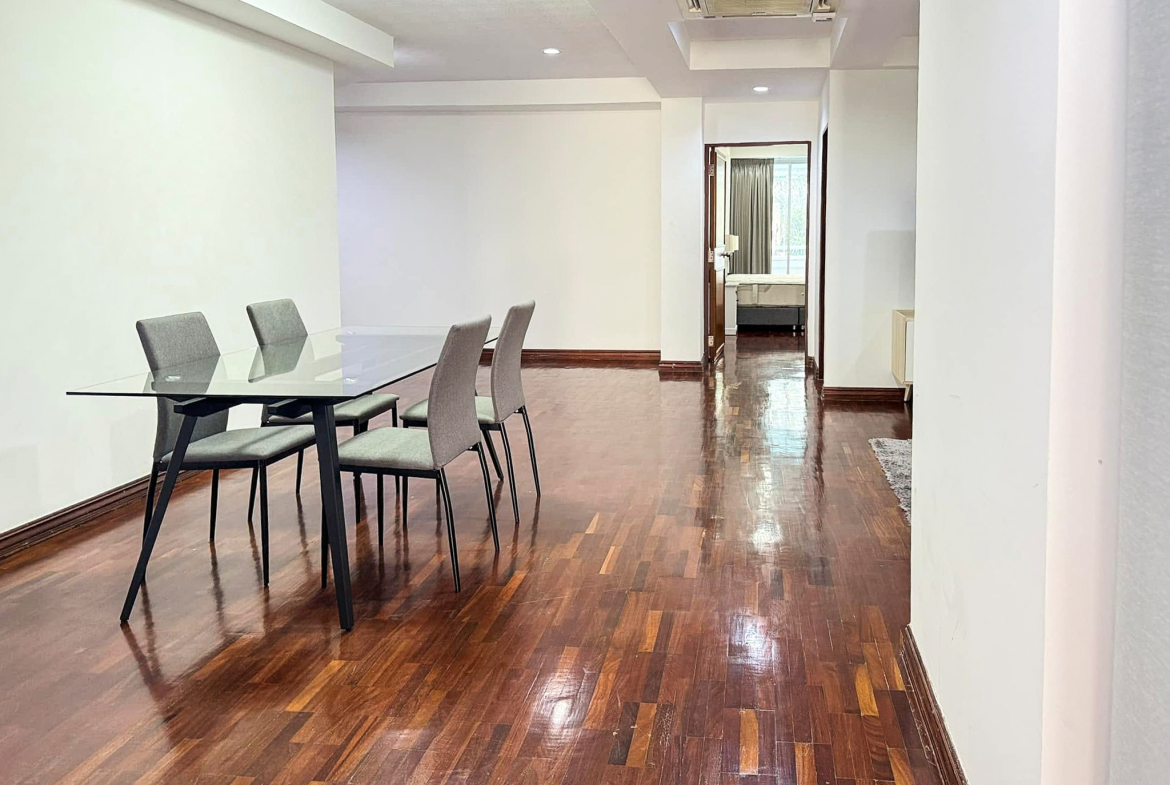 Spacious 2-bedroom pet-friendly condo for rent in Thonglor 8, 250 sqm, maid’s room, close to BTS and top supermarkets. Rent 75,000 THB/month.