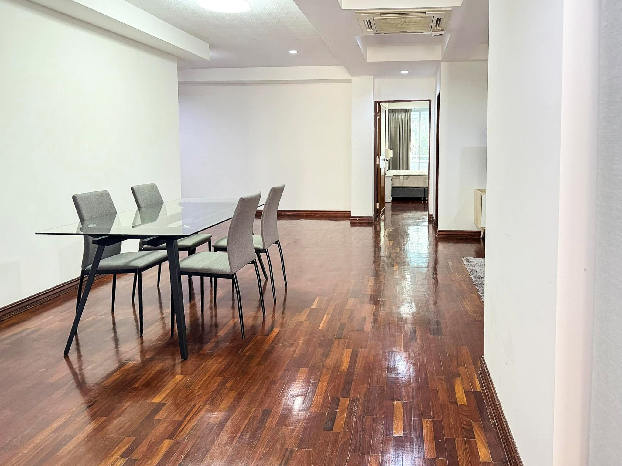 Spacious 2-bedroom pet-friendly condo for rent in Thonglor 8, 250 sqm, maid’s room, close to BTS and top supermarkets. Rent 75,000 THB/month.