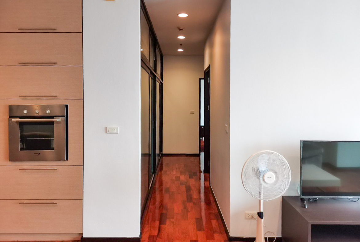 108 sqm 2-bedroom condo for rent on Sukhumvit 55. Fully furnished, high floor, modern kitchen, city view, 50,000 THB/month with full facilities.