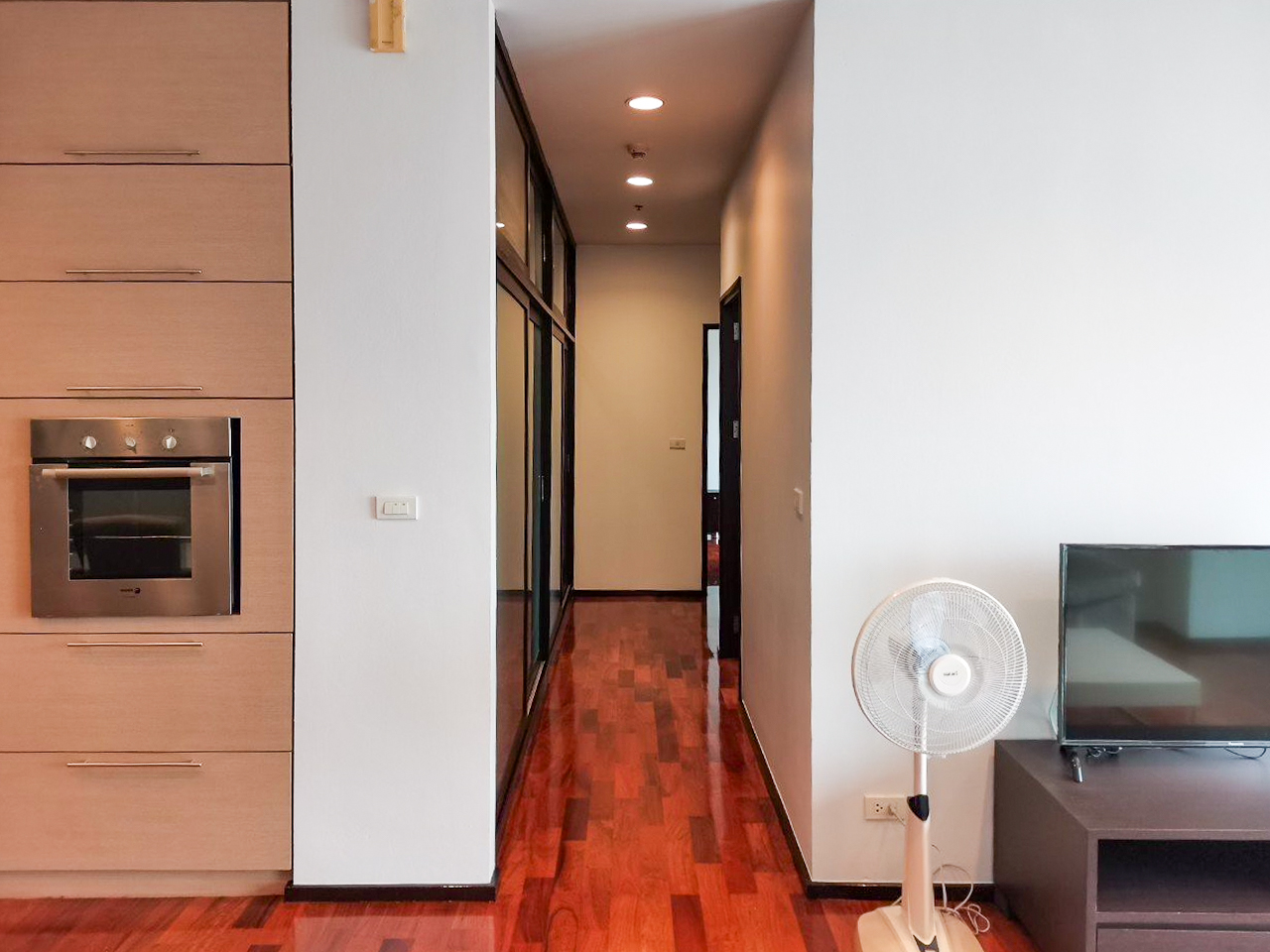 108 sqm 2-bedroom condo for rent on Sukhumvit 55. Fully furnished, high floor, modern kitchen, city view, 50,000 THB/month with full facilities.