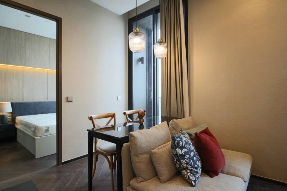 For rent at The ESSE Sukhumvit 36 – 1BR luxury condo near BTS Thonglor. 31st floor, unblocked view, 43 sqm, saltwater pool, onsen, gym, golf room. 55,000 THB/month.