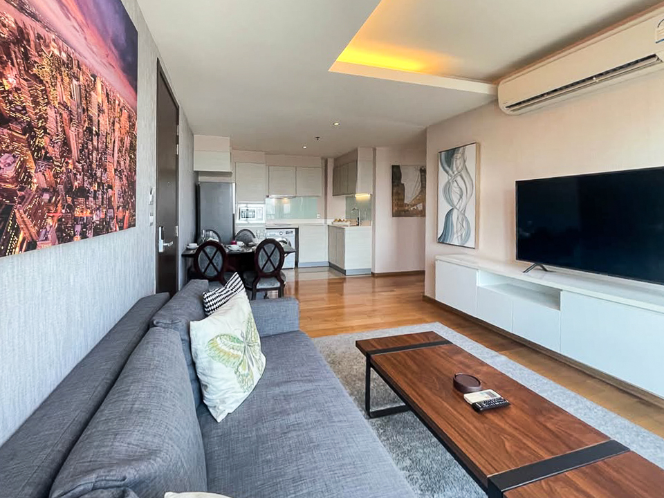 Modern 2-bedroom, 2-bathroom condo for rent in Sukhumvit 43, Phrom Phong. 76 sqm, 23rd floor, fully furnished with city views and great facilities. Rent at THB 60,000/month.