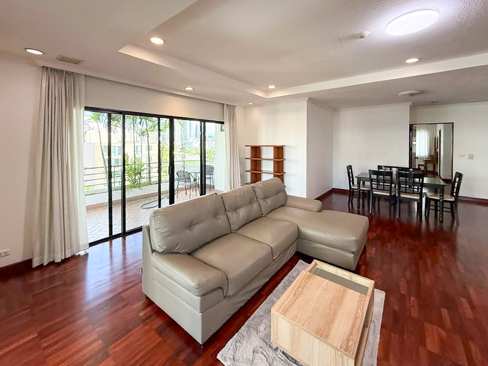 Pet-friendly 2-bedroom, 3-bath apartment with maid’s room in Thong Lor. 200 sqm, large balcony, fully furnished, and family-friendly. Rent at 85,000 THB/month.