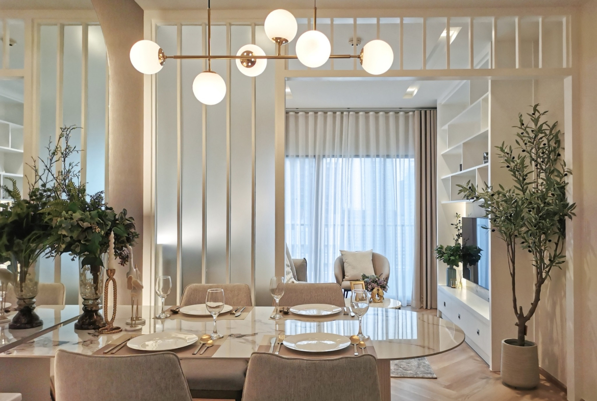 Renovated one-bedroom condo for sale in Phrom Phong, 52 sqm, high floor, unblocked city view, fully furnished, modern interior, with bathtub and top facilities.