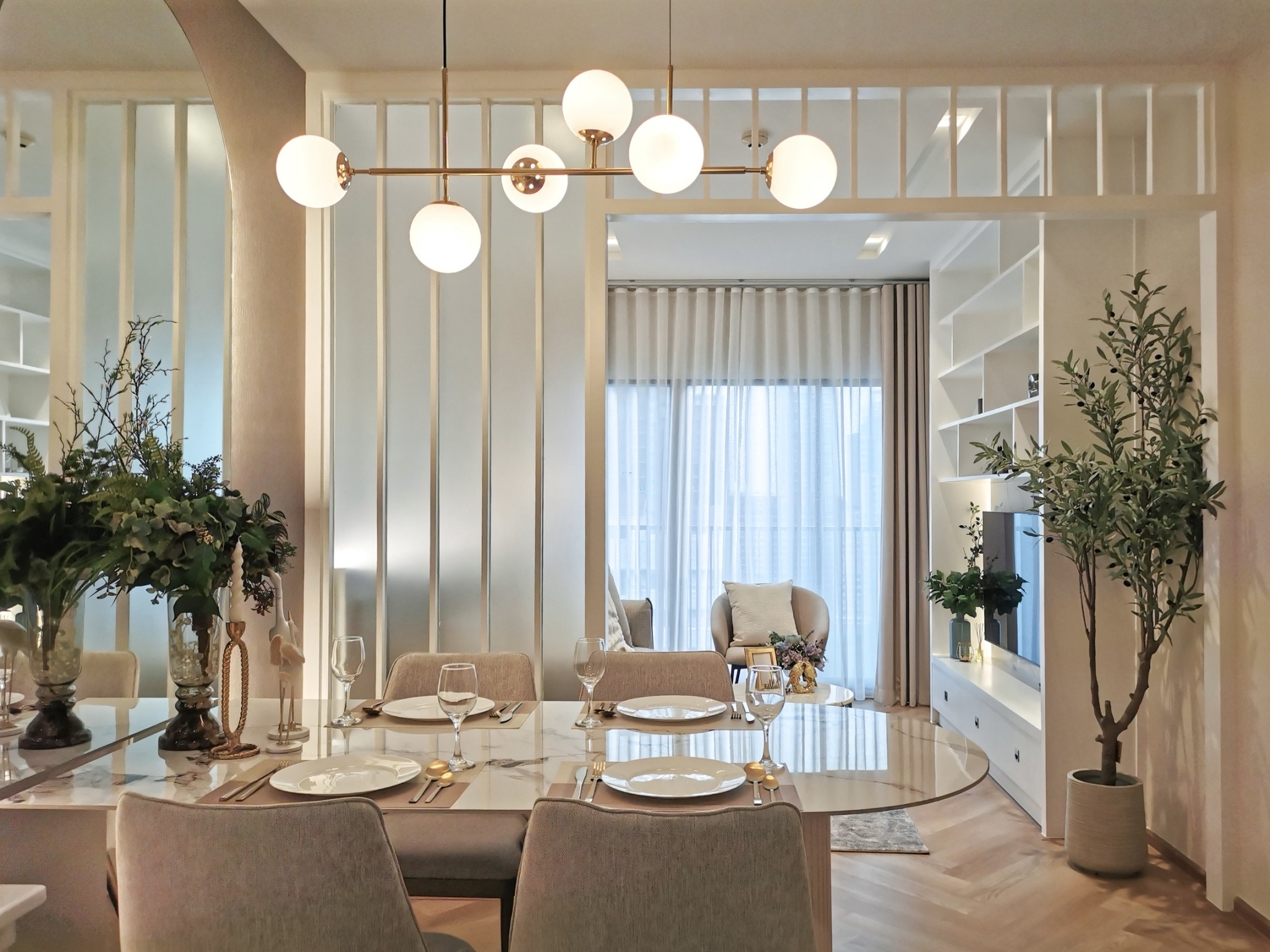 Renovated one-bedroom condo for sale in Phrom Phong, 52 sqm, high floor, unblocked city view, fully furnished, modern interior, with bathtub and top facilities.