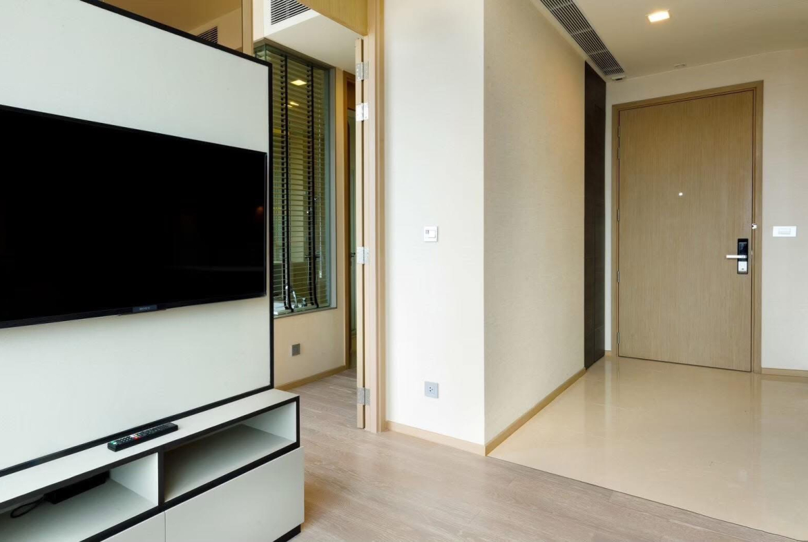 Rent this luxury 1-bedroom condo at The Esse Asoke, 32nd floor with skyline views, built-in furniture, and prime MRT/BTS access. Only 40,000 THB/month.