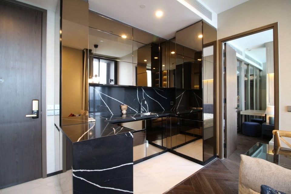 For rent at The ESSE Sukhumvit 36 – 1BR luxury condo near BTS Thonglor. 31st floor, unblocked view, 43 sqm, saltwater pool, onsen, gym, golf room. 55,000 THB/month.