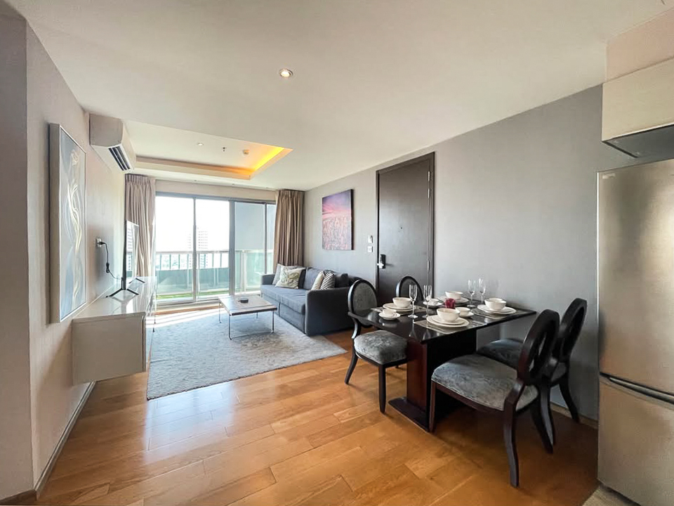 Modern 2-bedroom, 2-bathroom condo for rent in Sukhumvit 43, Phrom Phong. 76 sqm, 23rd floor, fully furnished with city views and great facilities. Rent at THB 60,000/month.