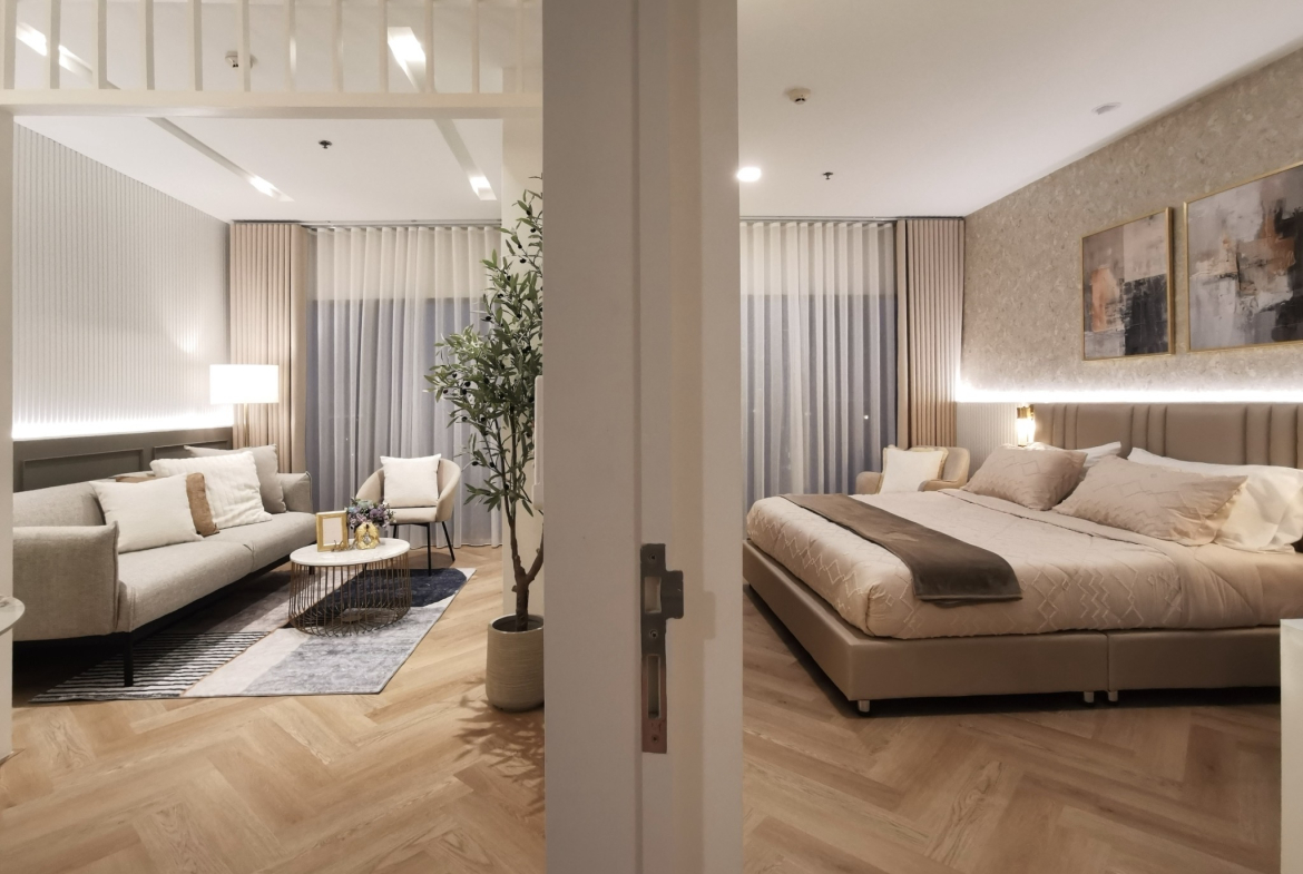 Renovated one-bedroom condo for sale in Phrom Phong, 52 sqm, high floor, unblocked city view, fully furnished, modern interior, with bathtub and top facilities.