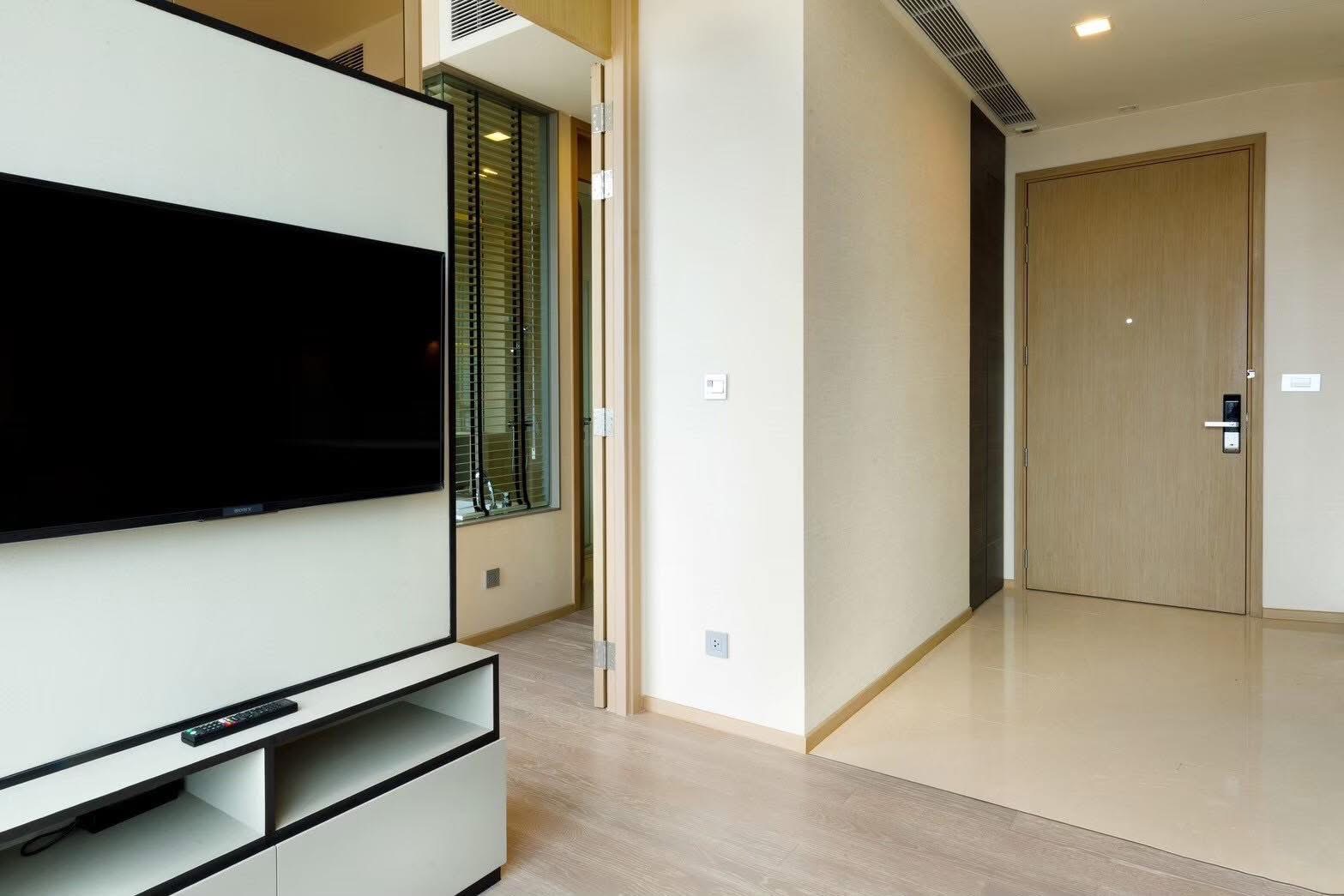 Rent this luxury 1-bedroom condo at The Esse Asoke, 32nd floor with skyline views, built-in furniture, and prime MRT/BTS access. Only 40,000 THB/month.