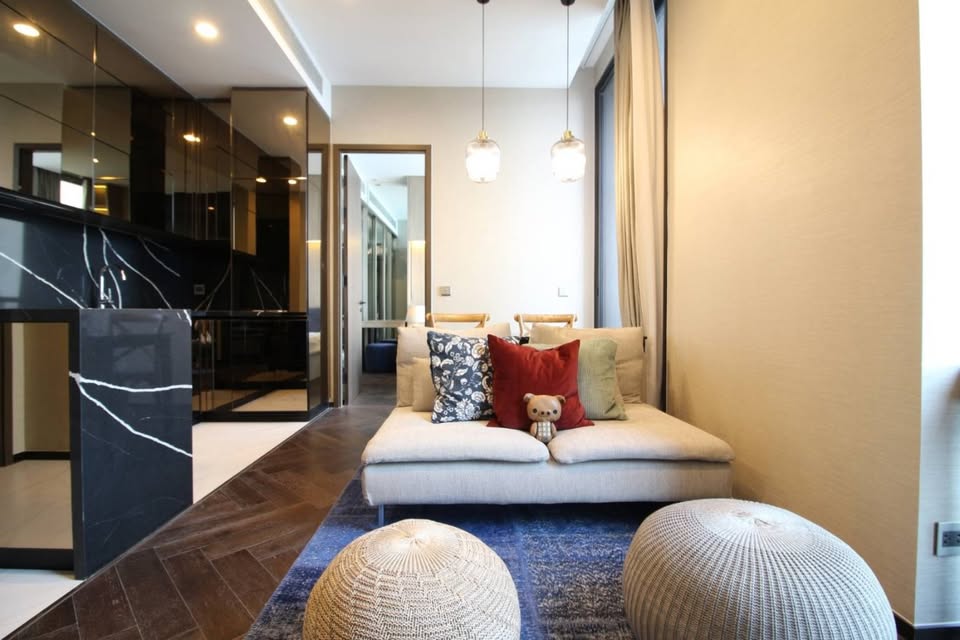 For rent at The ESSE Sukhumvit 36 – 1BR luxury condo near BTS Thonglor. 31st floor, unblocked view, 43 sqm, saltwater pool, onsen, gym, golf room. 55,000 THB/month.