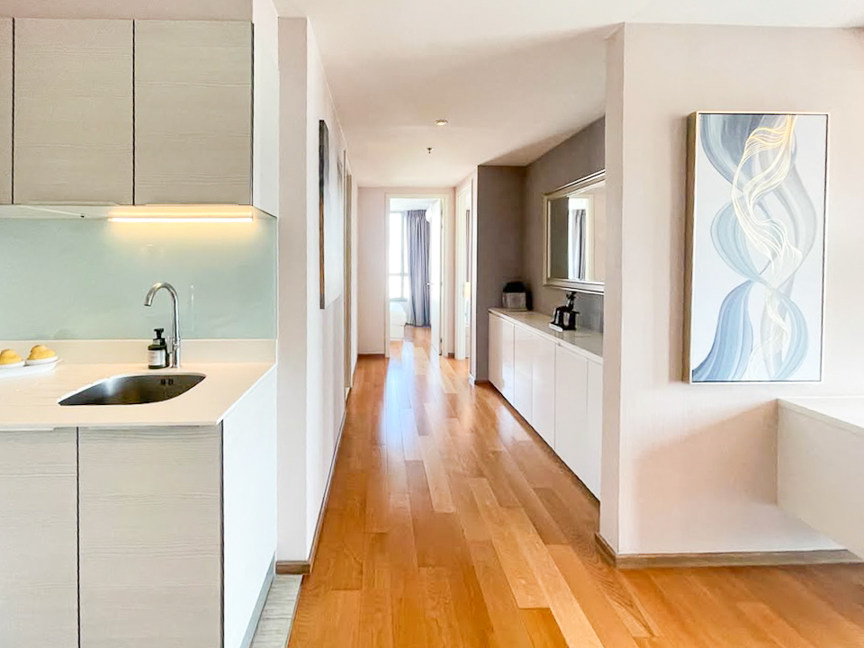 Modern 2-bedroom, 2-bathroom condo for rent in Sukhumvit 43, Phrom Phong. 76 sqm, 23rd floor, fully furnished with city views and great facilities. Rent at THB 60,000/month.