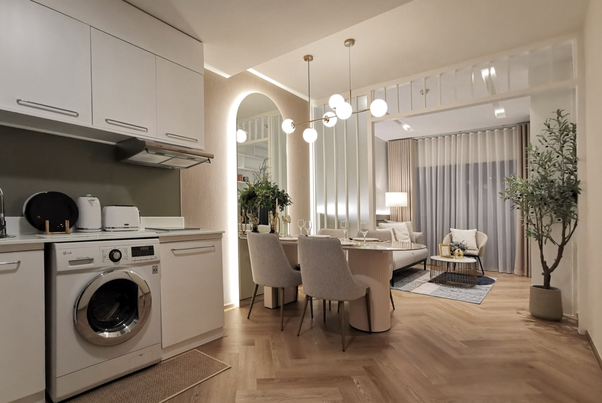 Renovated one-bedroom condo for sale in Phrom Phong, 52 sqm, high floor, unblocked city view, fully furnished, modern interior, with bathtub and top facilities.
