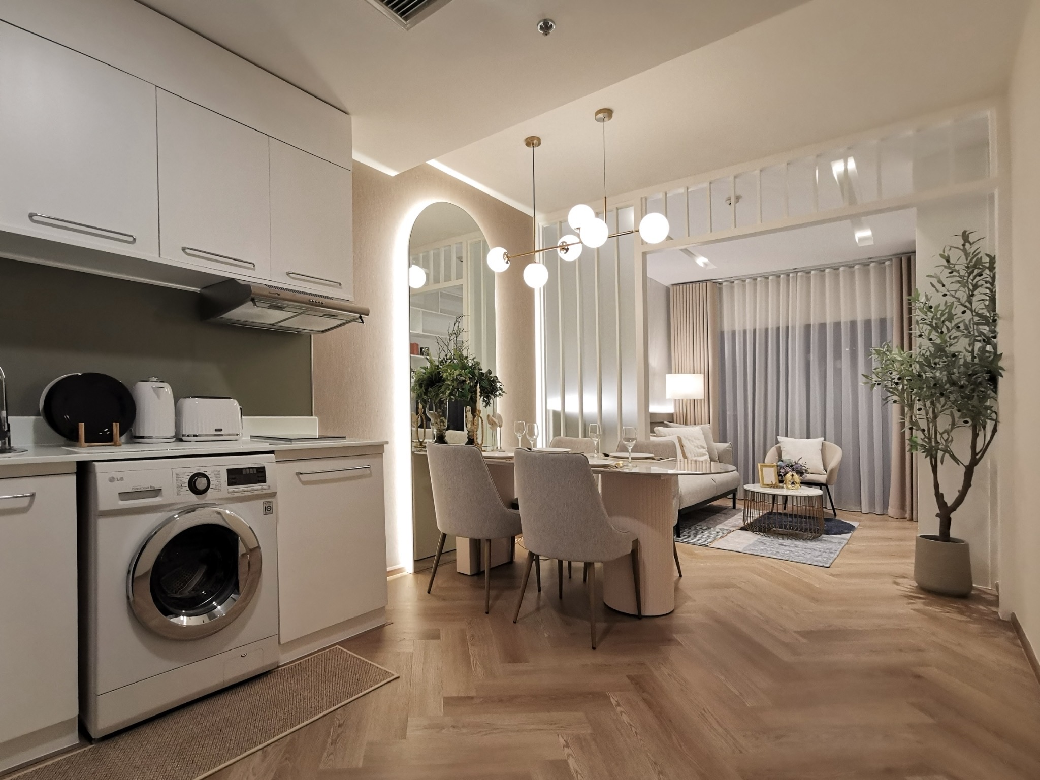 Renovated one-bedroom condo for sale in Phrom Phong, 52 sqm, high floor, unblocked city view, fully furnished, modern interior, with bathtub and top facilities.