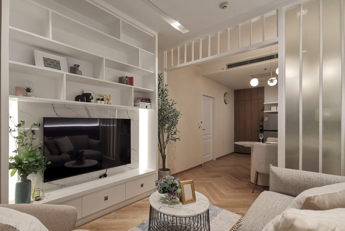 Renovated one-bedroom condo for sale in Phrom Phong, 52 sqm, high floor, unblocked city view, fully furnished, modern interior, with bathtub and top facilities.