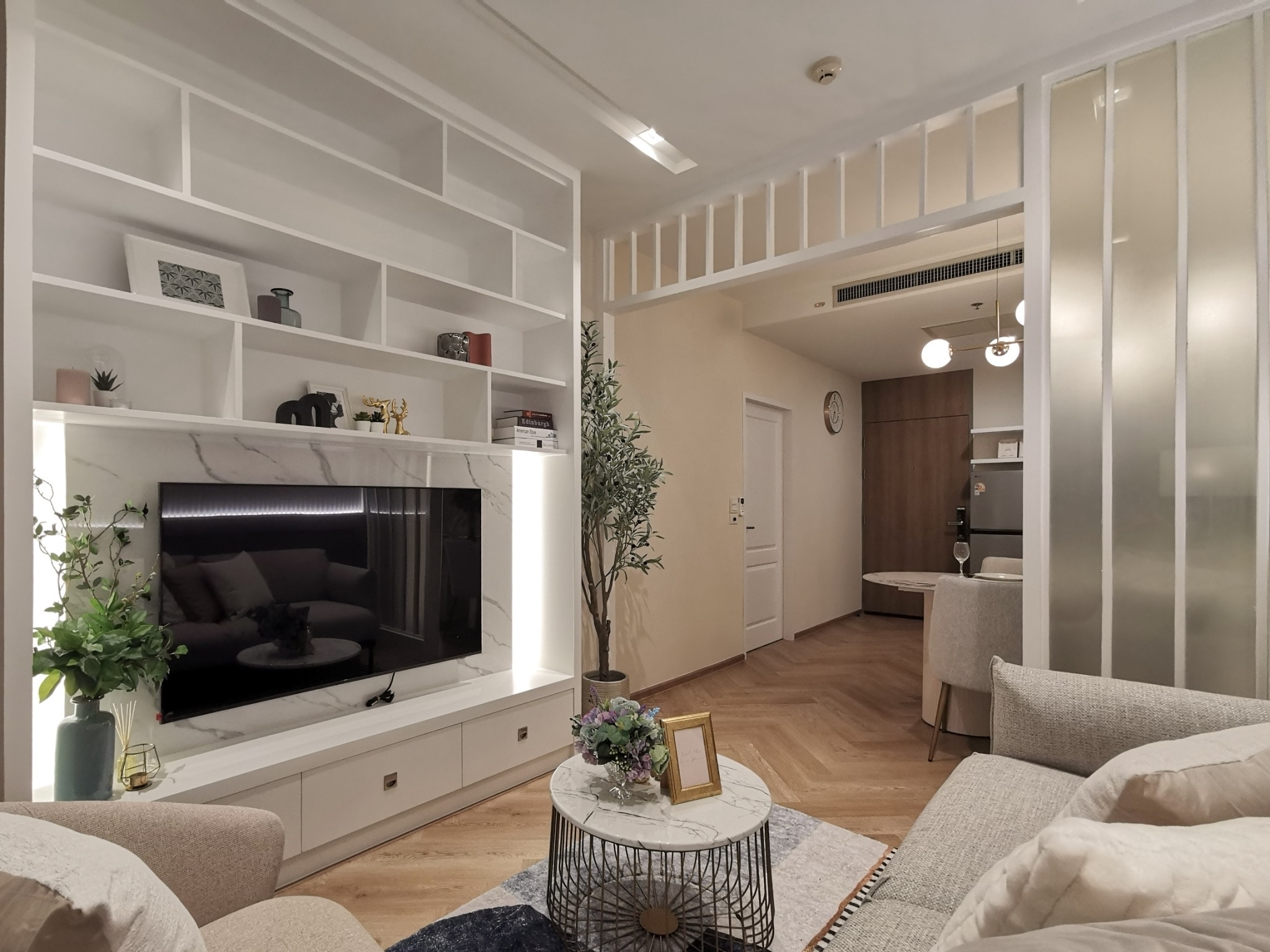 Renovated one-bedroom condo for sale in Phrom Phong, 52 sqm, high floor, unblocked city view, fully furnished, modern interior, with bathtub and top facilities.