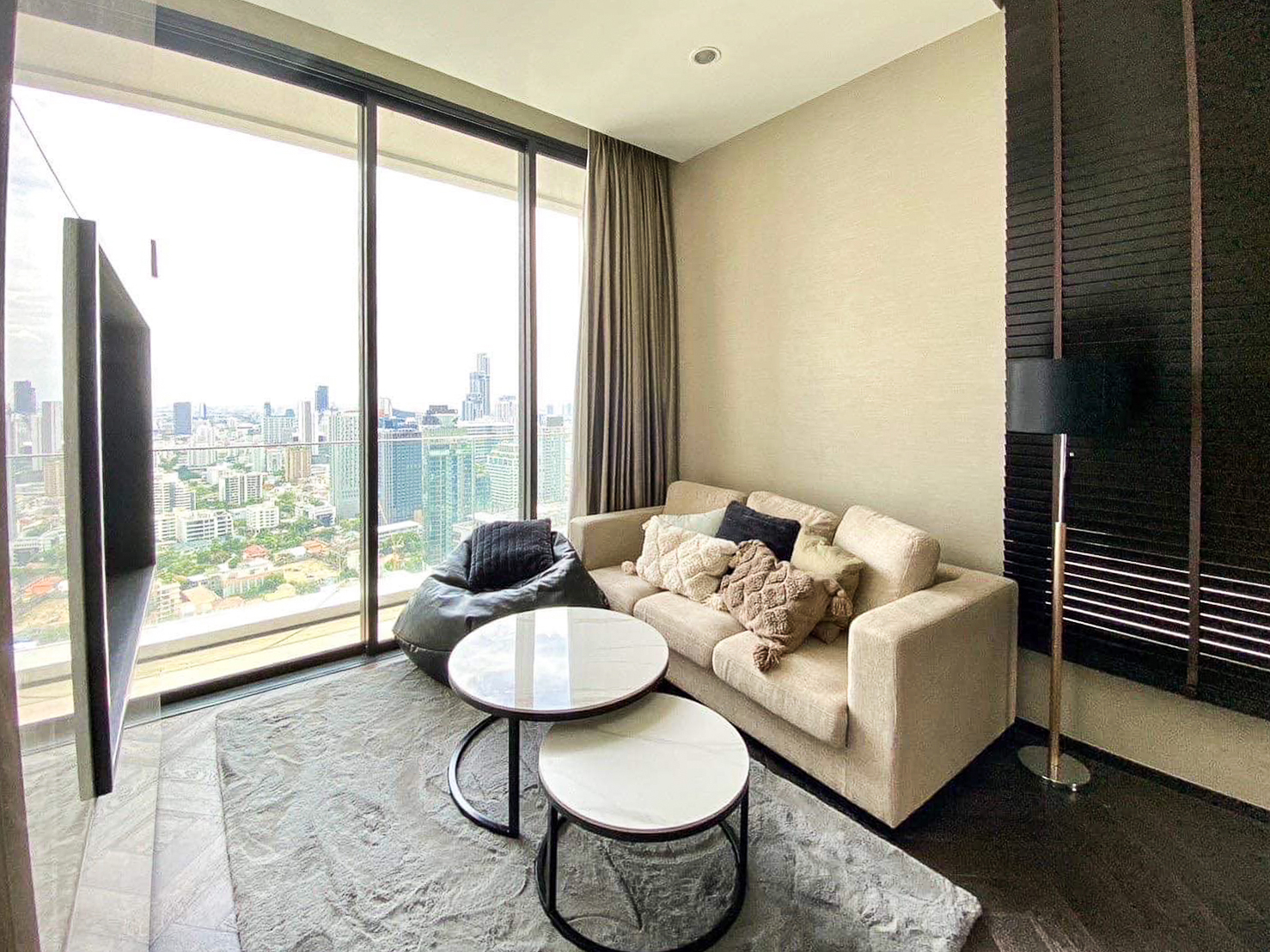 For sale: 2BR, 2BA 73.5 sqm modern luxury condo on the 32nd floor at The ESSE Sukhumvit 36, fully furnished with premium amenities. Next to BTS Thonglor. Price: THB 23.5M.