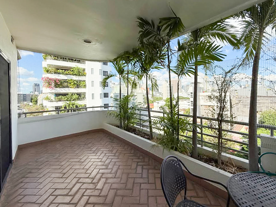 Pet-friendly 2-bedroom, 3-bath apartment with maid’s room in Thong Lor. 200 sqm, large balcony, fully furnished, and family-friendly. Rent at 85,000 THB/month.