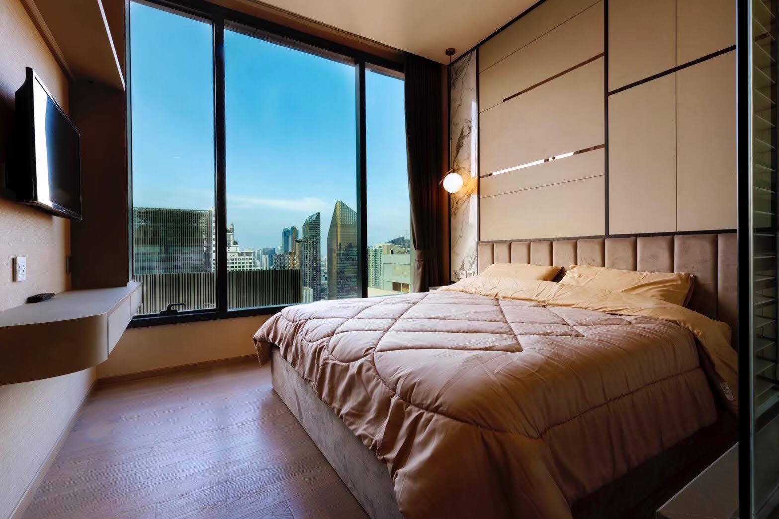 Rent this luxury 1-bedroom condo at The Esse Asoke, 32nd floor with skyline views, built-in furniture, and prime MRT/BTS access. Only 40,000 THB/month.