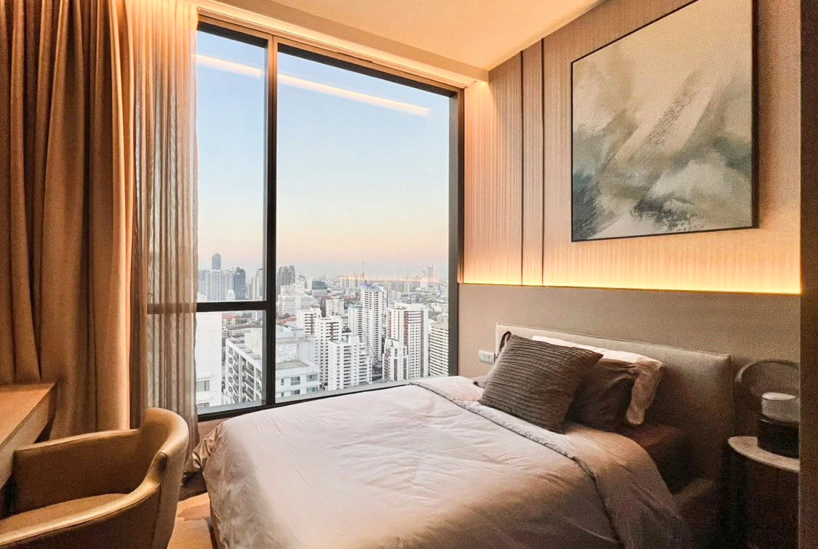 Luxury 3-bedroom condo for rent, 137 sqm on the 36th floor in Asoke, Sukhumvit 21. Includes maid's room, stunning city views, and full facilities. Just steps to BTS and MRT Asoke. Rent: 200,000 THB/month.