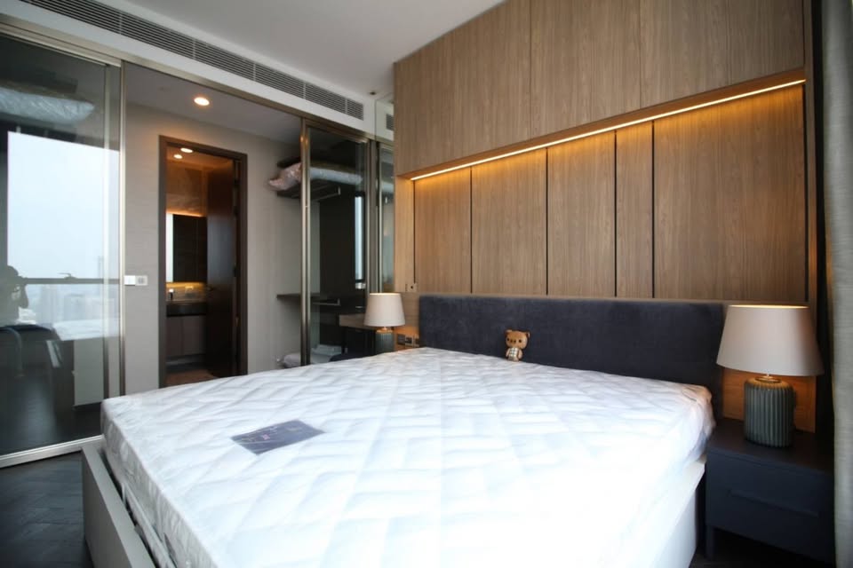 For rent at The ESSE Sukhumvit 36 – 1BR luxury condo near BTS Thonglor. 31st floor, unblocked view, 43 sqm, saltwater pool, onsen, gym, golf room. 55,000 THB/month.
