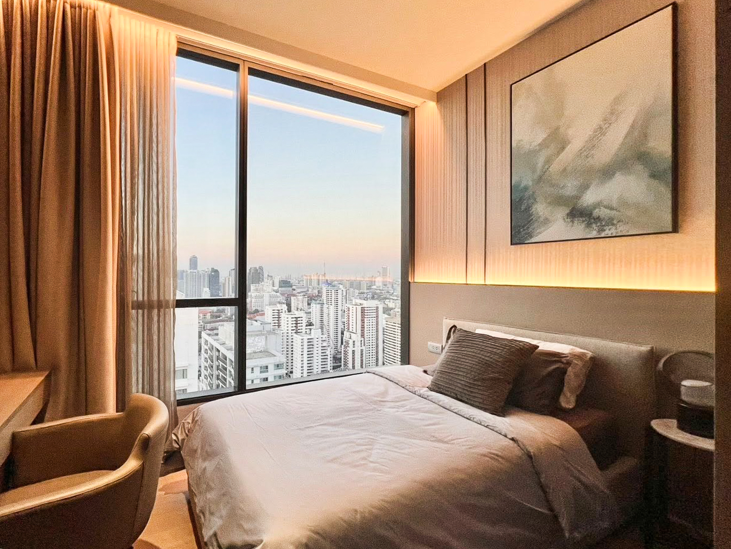 Luxury 3-bedroom condo for rent, 137 sqm on the 36th floor in Asoke, Sukhumvit 21. Includes maid's room, stunning city views, and full facilities. Just steps to BTS and MRT Asoke. Rent: 200,000 THB/month.