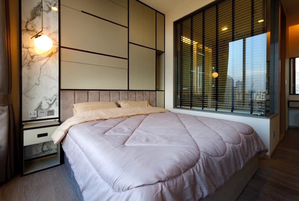 Rent this luxury 1-bedroom condo at The Esse Asoke, 32nd floor with skyline views, built-in furniture, and prime MRT/BTS access. Only 40,000 THB/month.