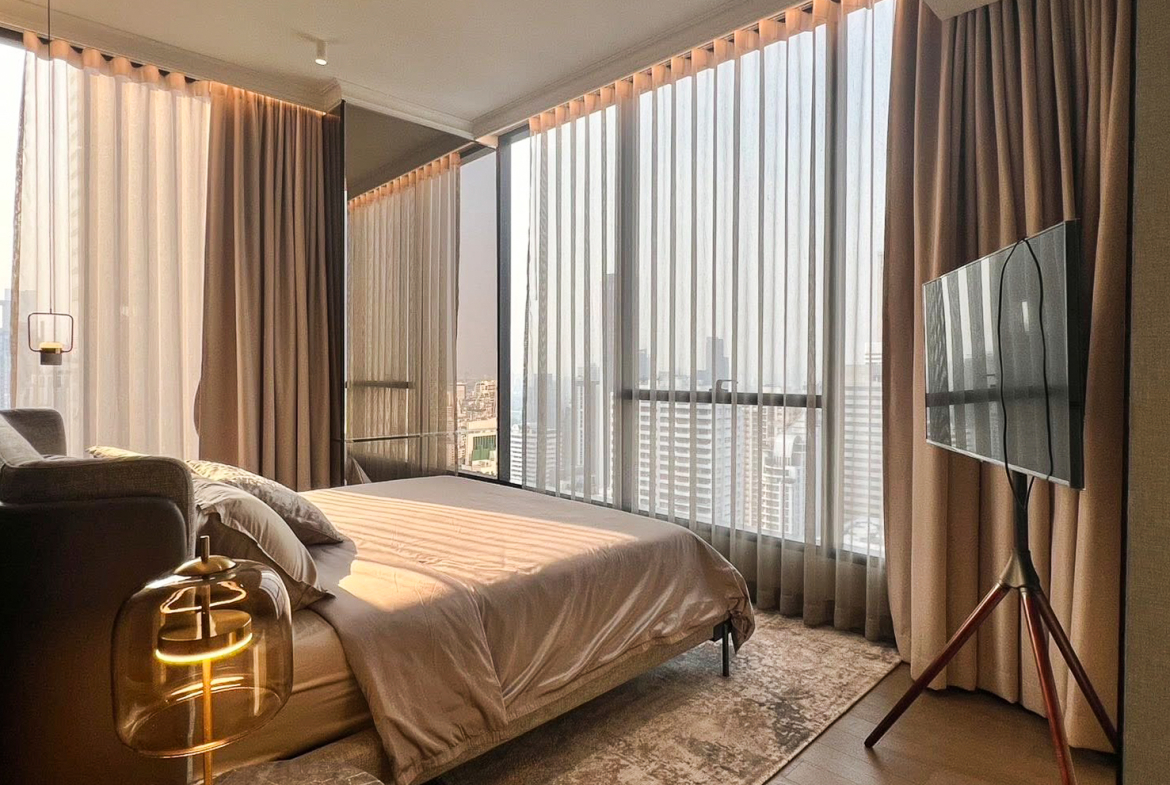 Luxury 3-bedroom condo for rent, 137 sqm on the 36th floor in Asoke, Sukhumvit 21. Includes maid's room, stunning city views, and full facilities. Just steps to BTS and MRT Asoke. Rent: 200,000 THB/month.