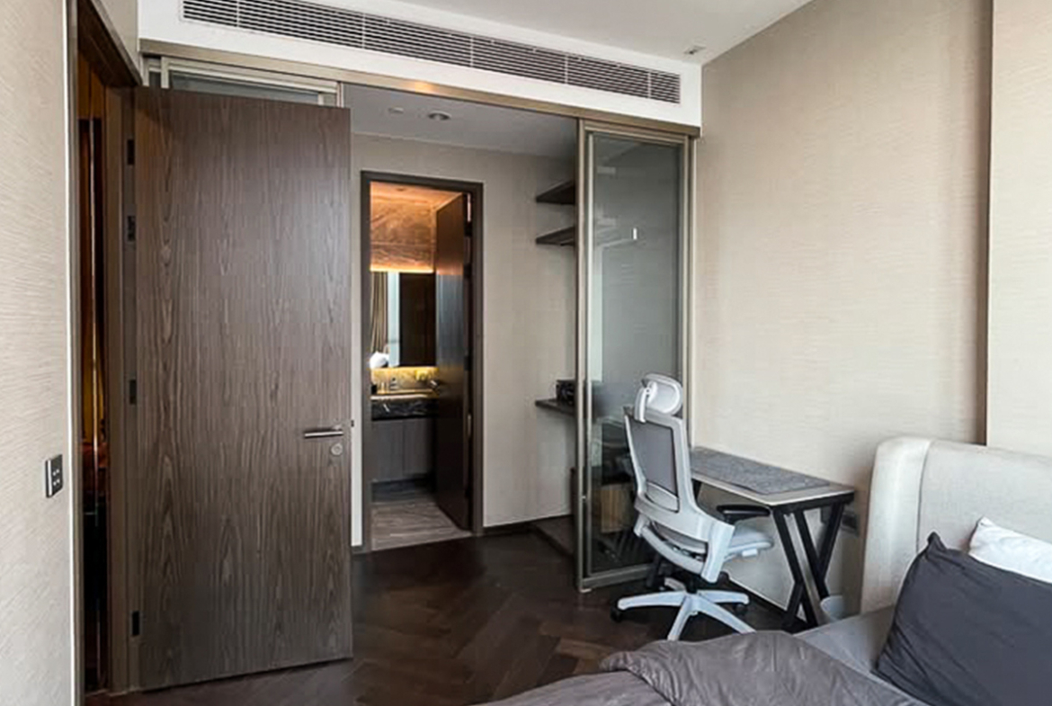 Luxury 1-bedroom condo for rent at The ESSE Sukhumvit 36. Fully furnished, 38.5 sqm, on the 14th floor with an unblocked city view. Just 20m from BTS Thonglor. Rent THB 42,000/month.