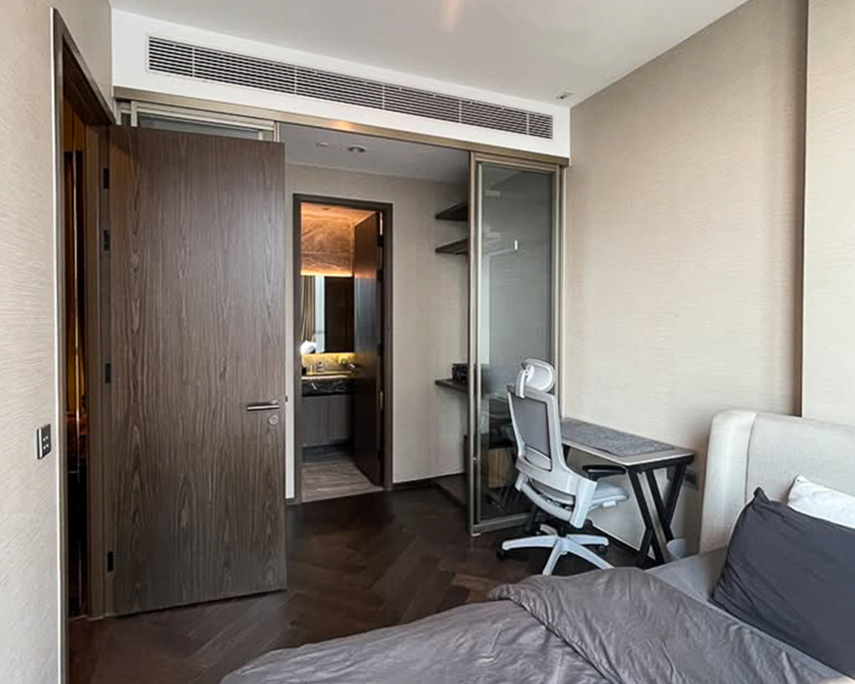 Luxury 1-bedroom condo for rent at The ESSE Sukhumvit 36. Fully furnished, 38.5 sqm, on the 14th floor with an unblocked city view. Just 20m from BTS Thonglor. Rent THB 42,000/month.