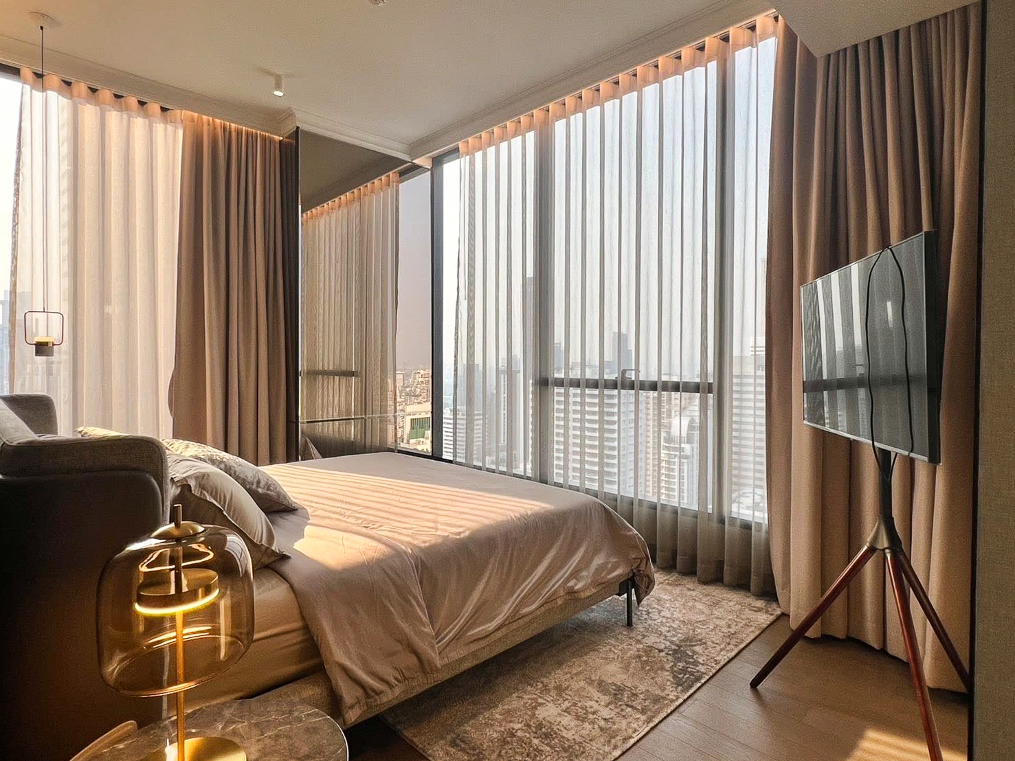 Luxury 3-bedroom condo for rent, 137 sqm on the 36th floor in Asoke, Sukhumvit 21. Includes maid's room, stunning city views, and full facilities. Just steps to BTS and MRT Asoke. Rent: 200,000 THB/month.