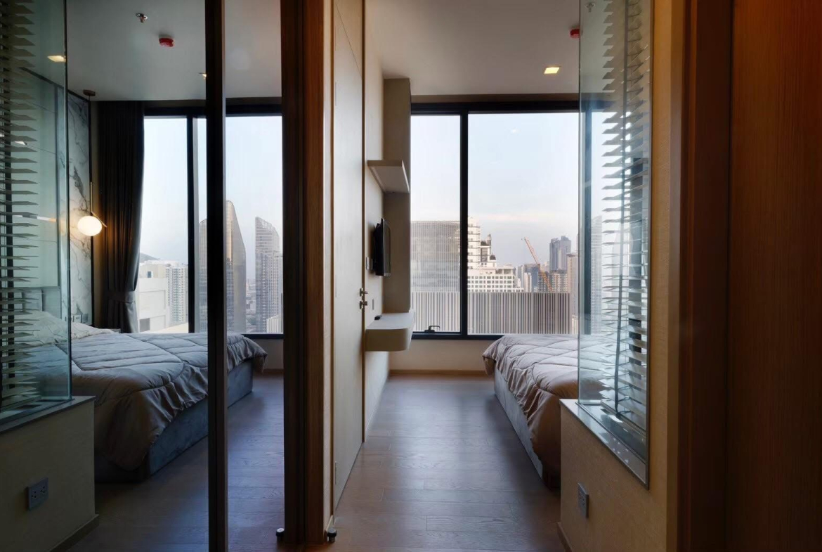 Rent this luxury 1-bedroom condo at The Esse Asoke, 32nd floor with skyline views, built-in furniture, and prime MRT/BTS access. Only 40,000 THB/month.