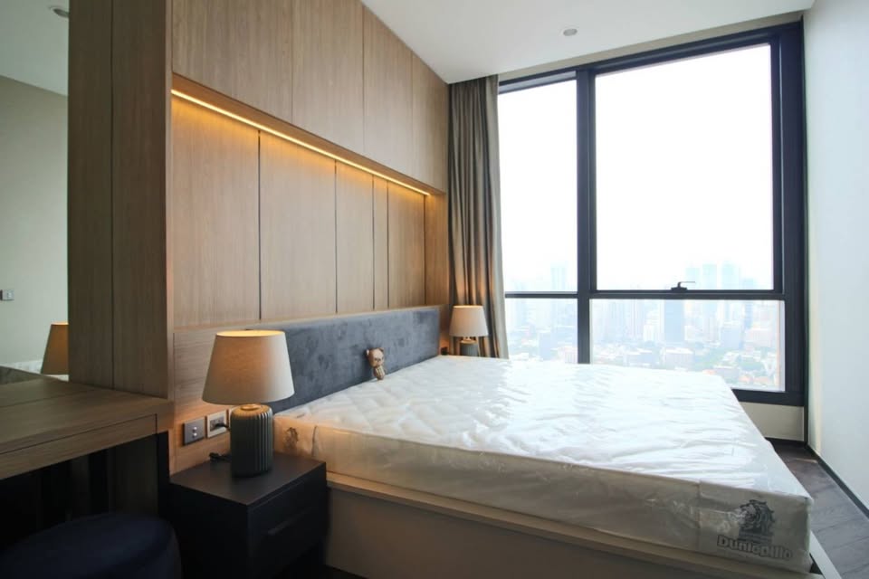 For rent at The ESSE Sukhumvit 36 – 1BR luxury condo near BTS Thonglor. 31st floor, unblocked view, 43 sqm, saltwater pool, onsen, gym, golf room. 55,000 THB/month.