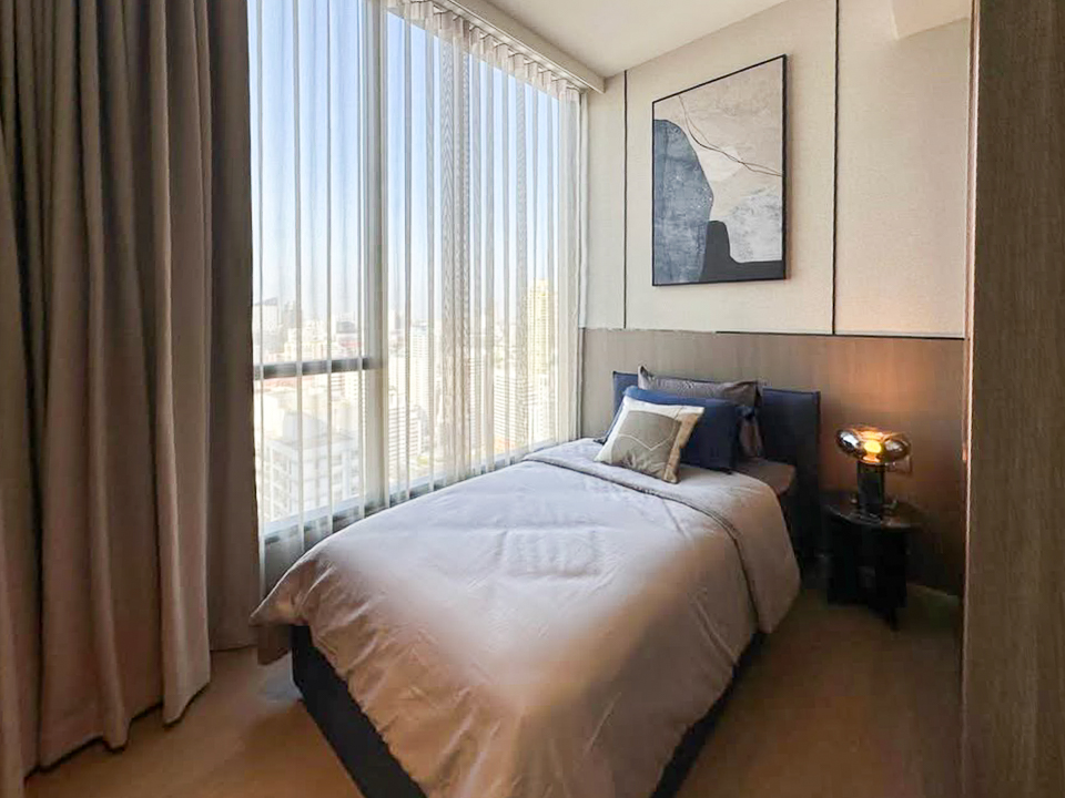 Luxury 3-bedroom condo for rent, 137 sqm on the 36th floor in Asoke, Sukhumvit 21. Includes maid's room, stunning city views, and full facilities. Just steps to BTS and MRT Asoke. Rent: 200,000 THB/month.
