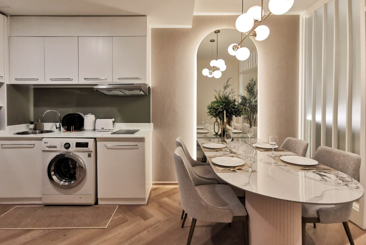 Renovated one-bedroom condo for sale in Phrom Phong, 52 sqm, high floor, unblocked city view, fully furnished, modern interior, with bathtub and top facilities.
