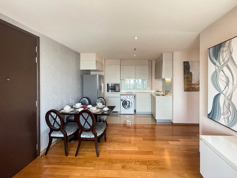 Modern 2-bedroom, 2-bathroom condo for rent in Sukhumvit 43, Phrom Phong. 76 sqm, 23rd floor, fully furnished with city views and great facilities. Rent at THB 60,000/month.