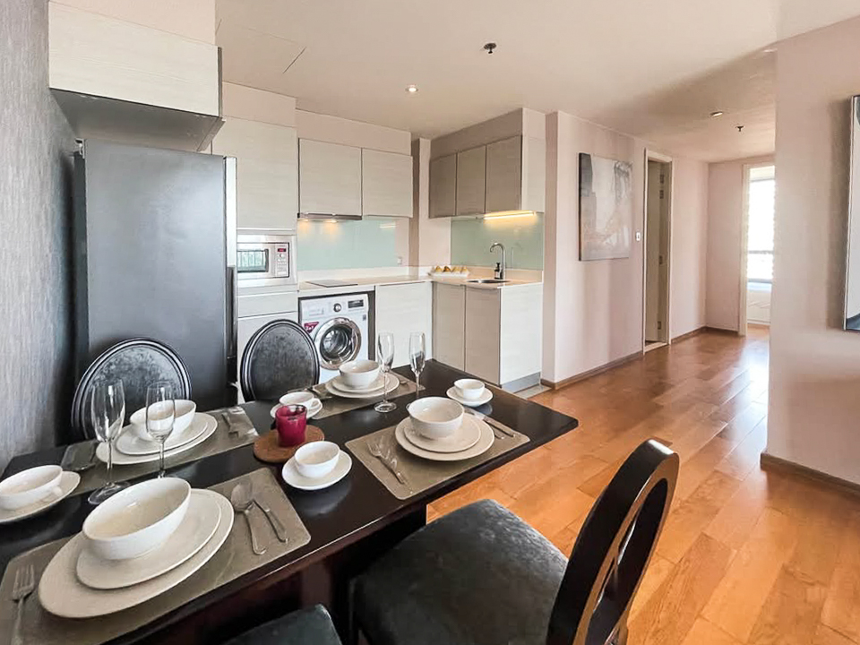 Modern 2-bedroom, 2-bathroom condo for rent in Sukhumvit 43, Phrom Phong. 76 sqm, 23rd floor, fully furnished with city views and great facilities. Rent at THB 60,000/month.