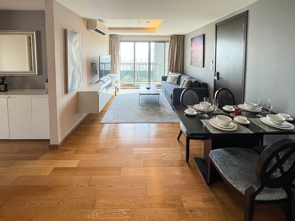 Modern 2-bedroom, 2-bathroom condo for rent in Sukhumvit 43, Phrom Phong. 76 sqm, 23rd floor, fully furnished with city views and great facilities. Rent at THB 60,000/month.
