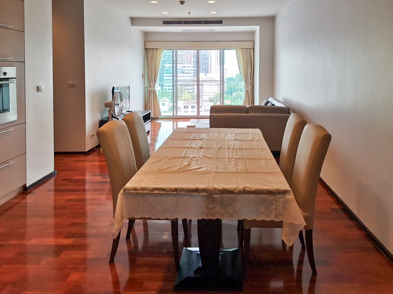 108 sqm 2-bedroom condo for rent on Sukhumvit 55. Fully furnished, high floor, modern kitchen, city view, 50,000 THB/month with full facilities.